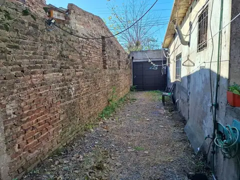 VENTA  CASA A RECICLAR AMPLIO TERRENO - QUILMES O.