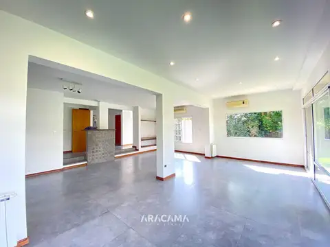 Casa en Alquiler con 4 cocheras