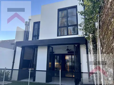 Impecable casa de tres dormitorios con pileta en alquiler. Libertador al rio. La Lucila.
