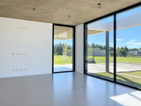 Casa en Alquiler con 2 cocheras