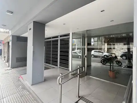 VENTA OPORTUNIDAD MONOAMBIENTE AMPLIO CON BALCÓN, TERCER PISO AL FRENTE
