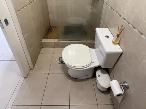 VENTA OPORTUNIDAD MONOAMBIENTE AMPLIO CON BALCÓN, TERCER PISO AL FRENTE