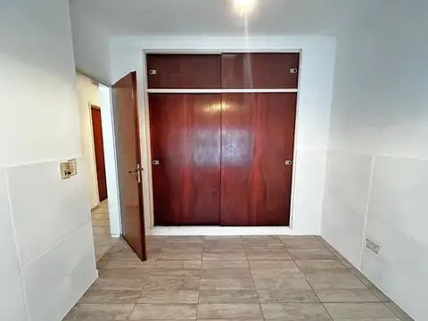 CASA DE 4 AMBIENTES CON PARQUE Y QUINCHO EN EL CENTRO DE VILLA BALLESTER