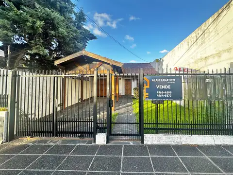 CASA DE 4 AMBIENTES CON PARQUE Y QUINCHO EN EL CENTRO DE VILLA BALLESTER