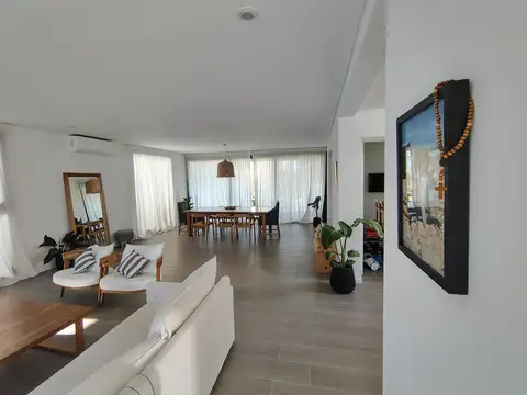 Casa en Venta con 4 cocheras