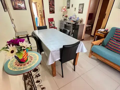 SEMIPISO 3 AMBIENTES + DEPENDENCIA CON BALCON IMPECABLE