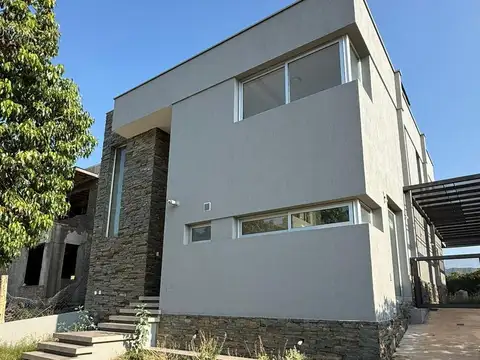 OPENHOUSE inmobiliaria vende magnífica casa a estrenar en Barrio Dalvian