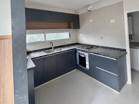OPENHOUSE inmobiliaria vende magnífica casa a estrenar en Barrio Dalvian