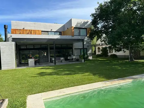 Casa en Venta con 2 cocheras