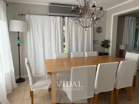 Casa en Venta con 2 cocheras