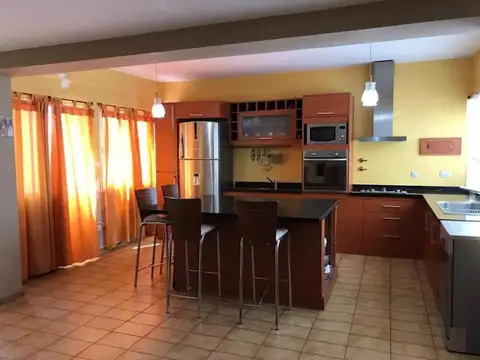 Casa 4 ambientes con 3 baños