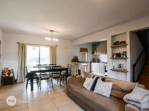 Casa 3 Dormitorios, 220 m2 - Juan D. Perón 300 - Funes | Venta