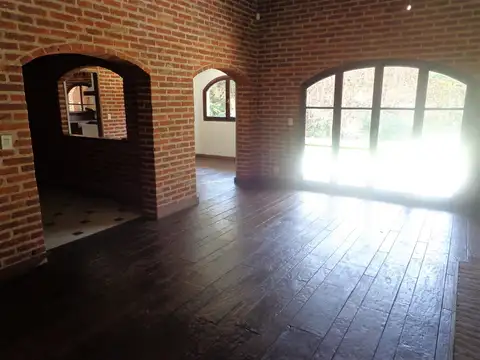 Excelente casa desarrollada en dos plantas cerca de estación Florida Mitre