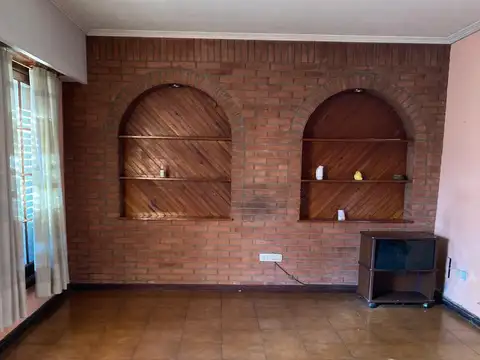 Casa en venta - 4 Dormitorios 2 Baños - Local - 152Mts2 - Quilmes