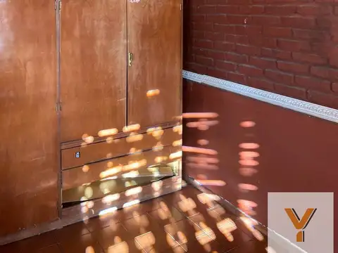 Casa en venta - 4 Dormitorios 2 Baños - Local - 152Mts2 - Quilmes