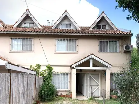Casa triplex 4 ambientes en alquiler en Pilar