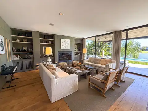 Casa en Venta con 2 cocheras