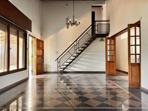 OPORTUNIDAD CASA APTA DESTINO COMERCIAL EN 476 ESQUINA 21 CITY BELL