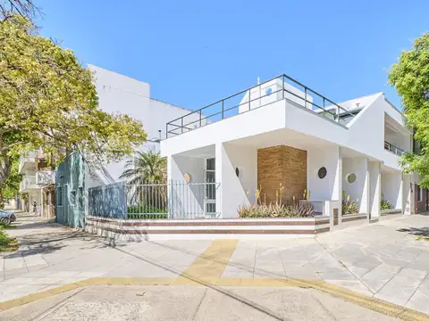 Venta Casa 6 Ambientes, Doble Cochera, Dos Patios y Terraza en Coghlan