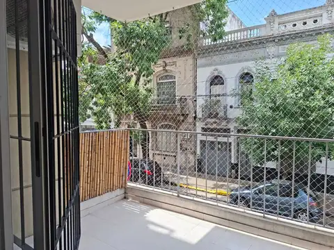 VENTA DEPARTAMENTO DE 2 AMBIENTES CON PATIO Y BALCÓN, EN FLORES - CABA