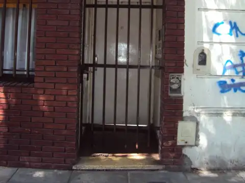 2 AMBIENTES TIPO CASA CON PATIO Y TERRAZA SIN EXPENSAS A METROS DE AV.  RIVADAVIA RECIEN PINTADO TOT