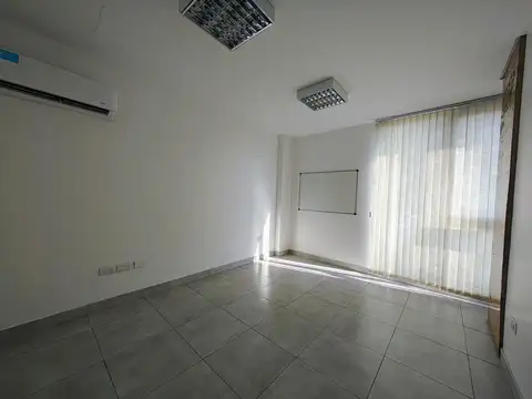 Oficina 6 ambientes con 1 baño