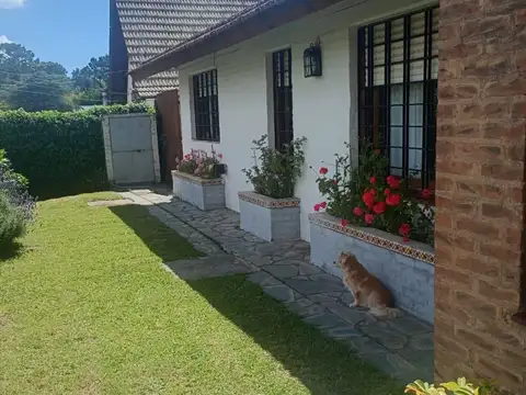 Villa Gesell - Excelente Chalet 4 amb con Cochera doble, en zona residencial!