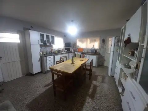 Casa 6 ambientes con 2 baños