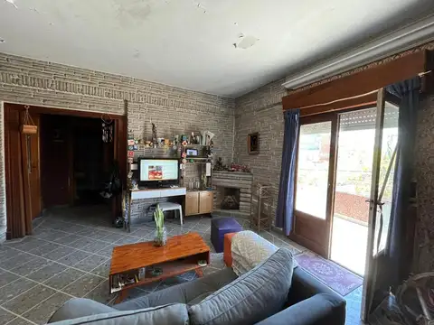 Casa de 13x52 en venta Lanús 4 amb. fondo y pileta