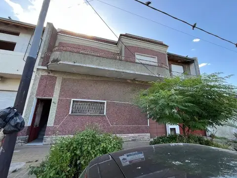 Casa de 13x52 en venta Lanús 4 amb. fondo y pileta
