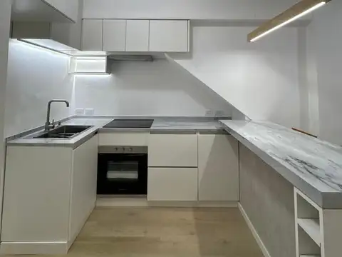 Venta local, totalmente reciclado, con patio Martinez.
