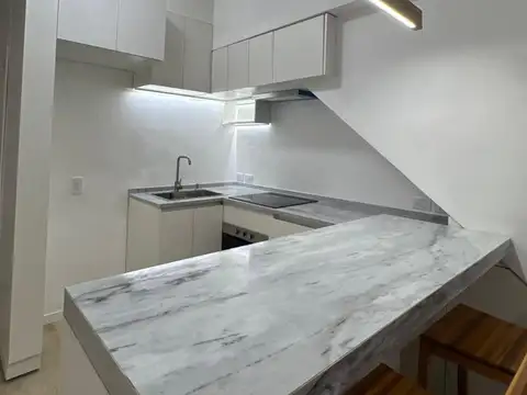 Venta local, totalmente reciclado, con patio Martinez.