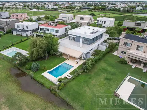 Casa en venta sobre lote con vista al Golf, Barrio Golf El Canton, Escobar