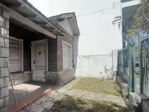 CASA TIPO CHALET DE 5 AMBIENTES - 250 m2 ,Lote 240 m2 ,