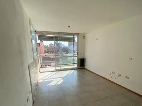 Departamento Reciclado de 3 Dormitorios con Balcón al Frente