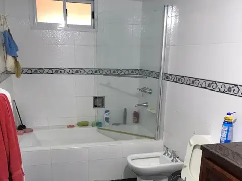 VENTA - LA TABLADA - AMPLIA CASA SOBRE LOTE EN ESQUINA - 10,00 x 30,00