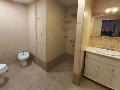 CASA 7 AMBIENTES EN VENTA CON QUINCHO, PILETA Y SAUNA