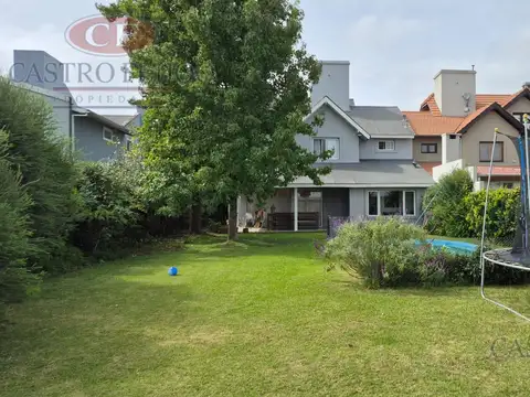 Casa en Venta con 3 cocheras