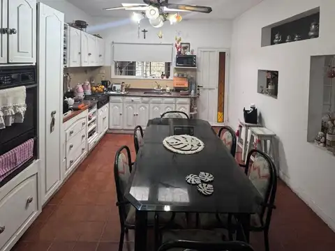 Casa 4 ambientes con 2 baños