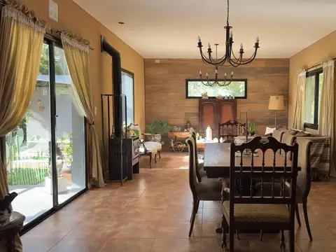 Casa en venta en barrio Alamo Alto-5 Amb-Galería-Pileta-Apto Credito-Acepta propiedad