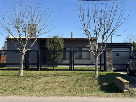 Excelente casa con gran terreno y pileta en Funes City