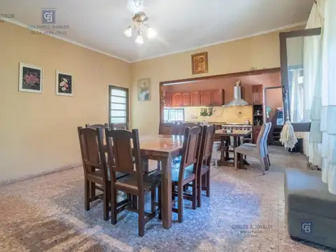 Casa 8 ambientes con 4 baños
