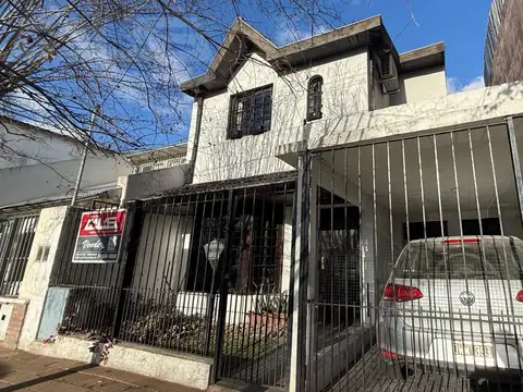 Casa 6 ambientes con 2 baños