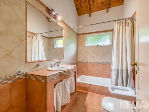 Casa en Alquiler con 2 cocheras