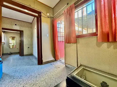 VENTA - Casa planta alta con importante local en Barrio Ludueña , Rosario .