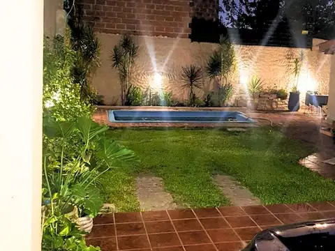 VENTA CASA 5 AMBIENTES  MERLO CENTRO CON COCHERA