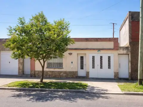 Casa al frente dos dormitorios