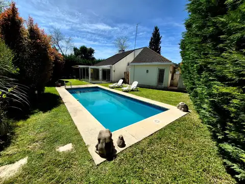 Venta casa 4 ambientes c/ piscina Apto Crédito Barrio Privad
