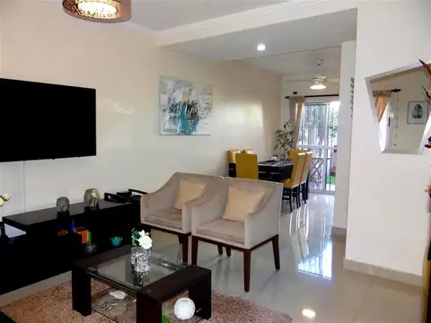 Casa 4 ambientes con 2 baños