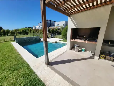 Casa en Venta con 4 cocheras